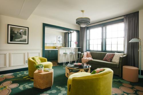Hotel Clermont Atlanta, by Oliver Image