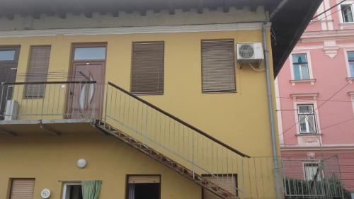 Budova, kde se apartmán nachází