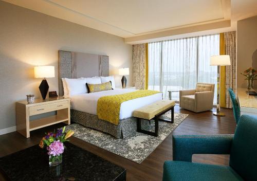 una camera d'albergo con un letto e una grande finestra di Live! Casino & Hotel - Baltimore Washington Airport – BWI a Hanover
