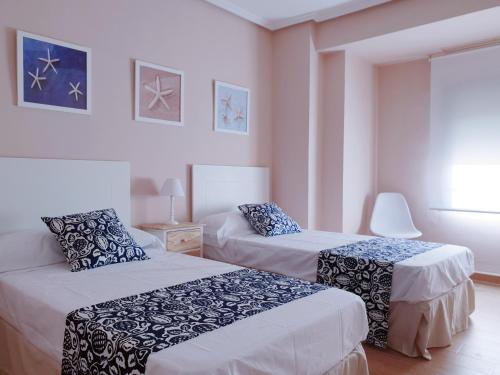 バレンシアにあるValencia Sun Beachのベッドルーム1室(ベッド2台、窓付)