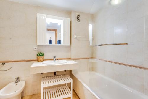 La salle de bains est pourvue d'un lavabo, d'une baignoire et de toilettes. dans l'établissement Soho Riverside Suite Málaga, à Malaga