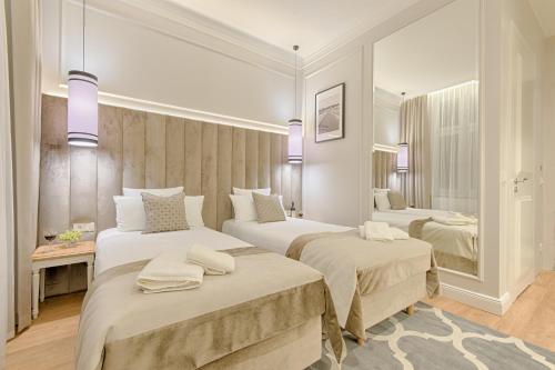 Pokój hotelowy z 2 łóżkami i lustrem w obiekcie Apartamenty Molo Residence w mieście Sopot