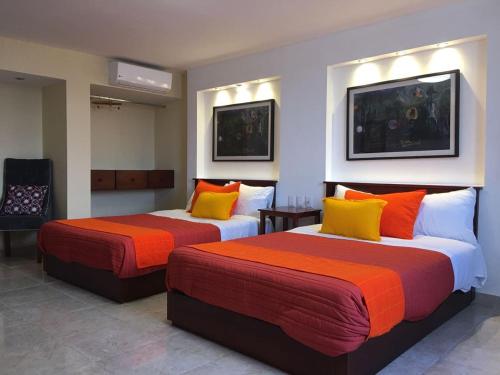 Un pat sau paturi într-o cameră la Hotel Santa Lucia del Bosque