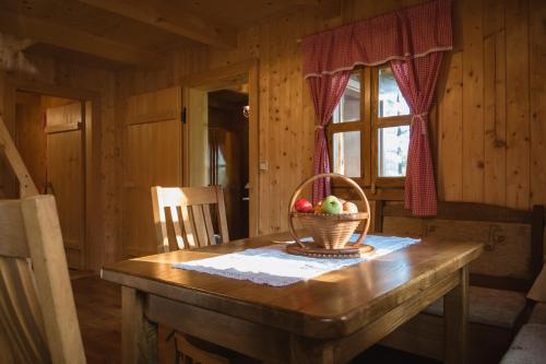 una mesa de madera con una cesta de fruta. en Kuća za odmor Cindrić, en Slunj