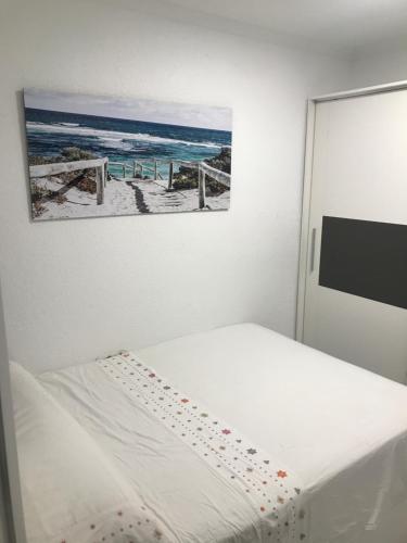 ベニドルムにあるcoblanca beachのベッドルーム1室(ビーチの写真を撮影したベッド1台付)