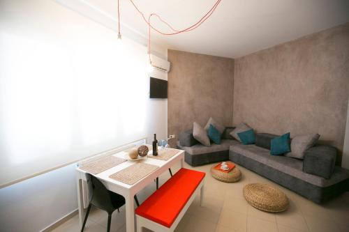 een woonkamer met een bank en een tafel bij Gala House in Kavala
