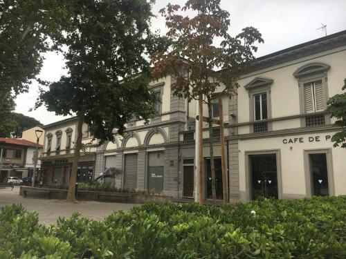 ein Gebäude mit einem Café de provenance davor in der Unterkunft Le Tre Orchidee Florence in Florenz