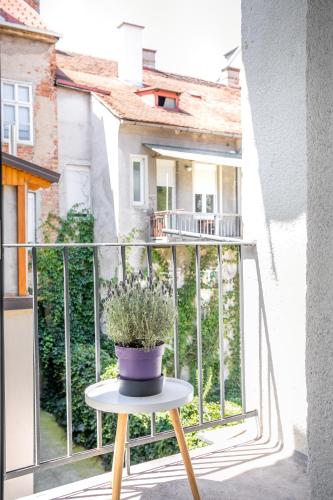 Go2Zagreb Chick Apartment Private Parking Available