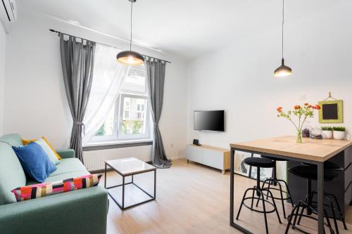 Go2Zagreb Chick Apartment Private Parking Available