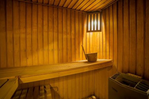 a sauna with a cup on a wooden shelf at Hotel Diego de Almagro Puerto Montt in Puerto Montt