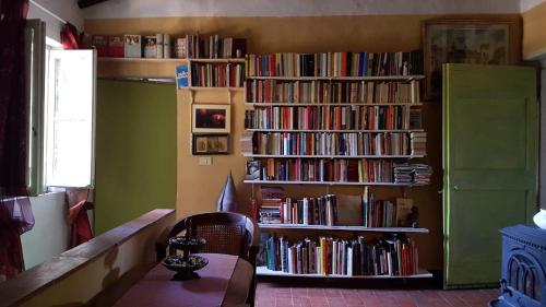 B&B Mediterrando-soggiorni settimanali في San Litardo: غرفة مع رف للكتب مليئة بالكتب