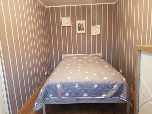 Ένα ή περισσότερα κρεβάτια σε δωμάτιο στο KEVERON Ranna 35-34