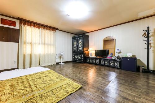 Postel nebo postele na pokoji v ubytování Kyungha Spa Hotel