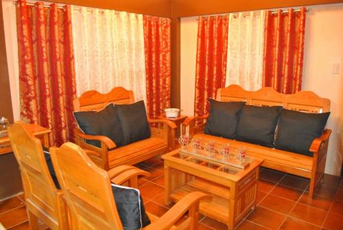 Coin salon dans l'établissement Fully AC 3BR House for 8pax near Airport and SM with 100mbps Wifi