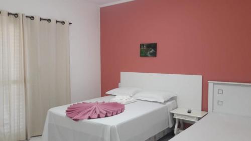 Pousada Primavera da Serra tesisinde bir odada yatak veya yataklar