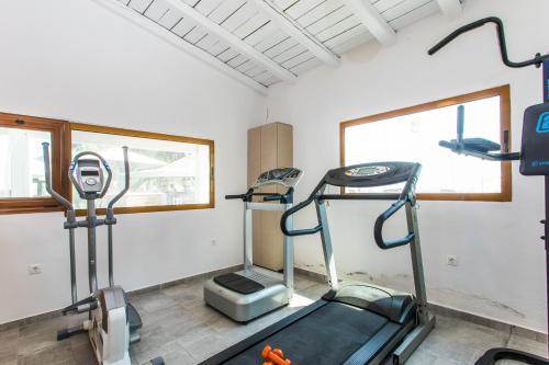 un gimnasio con dos cintas de correr y una cinta de correr en Coral Blue Beach Hotel Gerakini en Gerakini