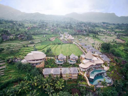 eine Luftaufnahme eines Resorts in den Bergen in der Unterkunft Wapa di Ume Sidemen in Sidemen