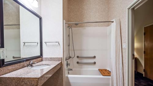 ein Bad mit einem Waschbecken und einer Dusche in der Unterkunft Best Western Longview in Longview