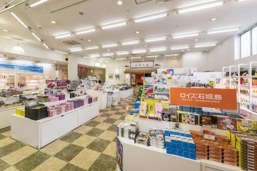 ホテルの敷地内または近くにあるスーパーまたはその他のお店