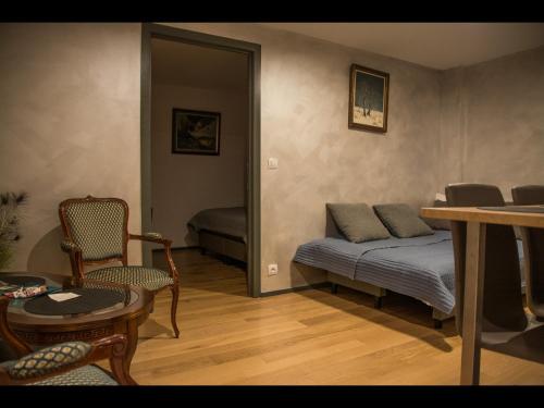 Ένα ή περισσότερα κρεβάτια σε δωμάτιο στο Au Manoir Des Vallees