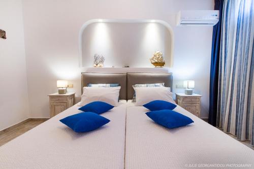 Ένα ή περισσότερα κρεβάτια σε δωμάτιο στο Aerides Villas