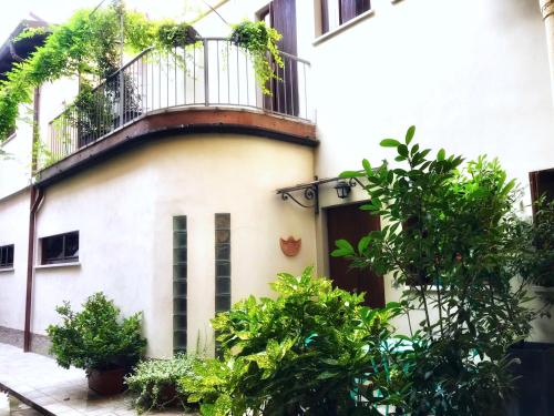 a building with a balcony on the side of it at Violino azul in Cremona