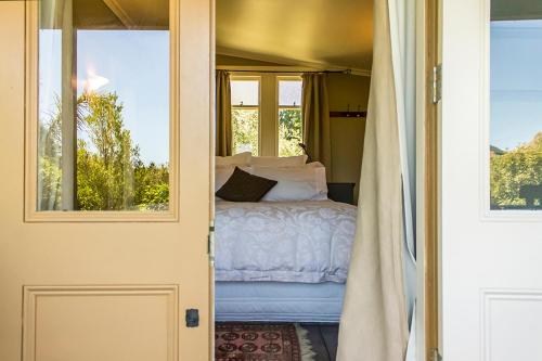 Säng eller sängar i ett rum på Secluded Haven Near Bush, Beach & Havelock North