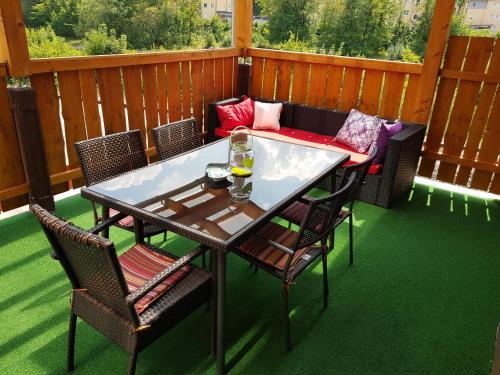 una mesa y sillas en un porche cerrado con mesa y sillas en Sofias Apartment, en Bad Goisern