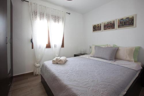 een slaapkamer met een bed met twee handdoeken erop bij Antoni's House Makri in Alexandroupoli