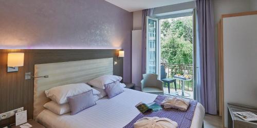 Postel nebo postele na pokoji v ubytování Best Western Plus Hotel Carlton Annecy