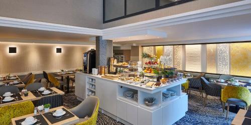 Best Western Plus Hotel Carlton Annecy tesisinde bir restoran veya yemek mekanı