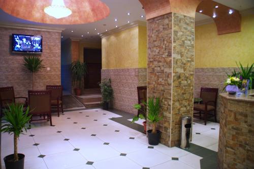 De lobby of receptie bij Al Qidra Hotel & Suites Aqaba