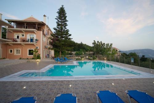 una piscina frente a una casa en Studios Vrionis Panoramic Sunset, en Kothréas