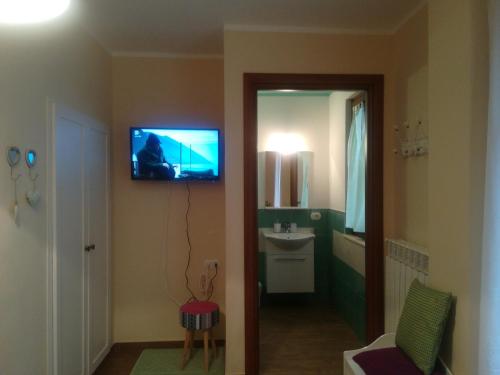 A television and/or entertainment centre at B&B La Dolce Sosta