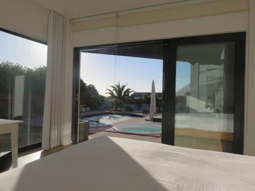 Ένα ή περισσότερα κρεβάτια σε δωμάτιο στο Cape White Villa