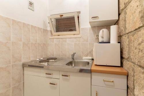 Una cocina o zona de cocina en Konavle Apartments Zlatovisce