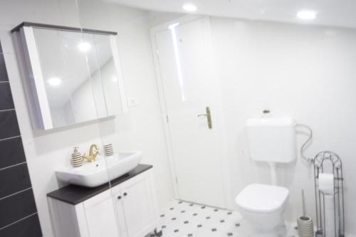 カシュテラにあるApartman Balancanaの白いバスルーム(洗面台、トイレ付)