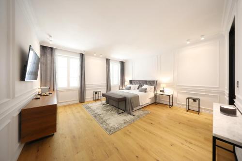 Dormitorio blanco con cama y mesa en Greta Residence, en Zadar
