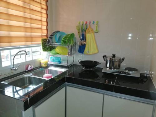 Dapur atau dapur kecil di Faeyz Homestay Melaka