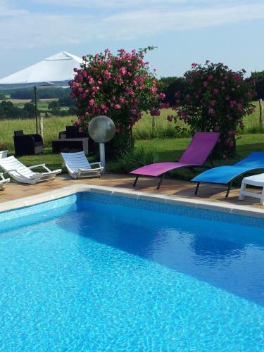 - une piscine avec 2 chaises dans l'établissement La petite maison - L'Ouche Charlot, à Maux