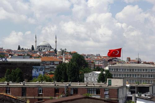 فندق ماربالاس في إسطنبول: اطلالة على مدينة فيها علم احمر