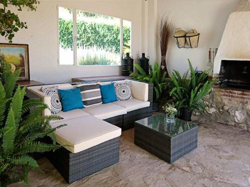 ein Wohnzimmer mit einem Sofa und einem Tisch in der Unterkunft Belvilla by OYO Casa Torcalillos in La Joya