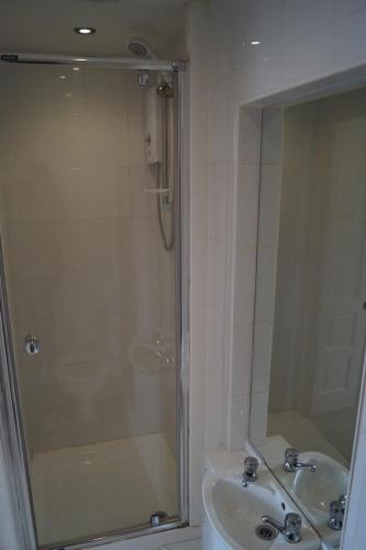 uma casa de banho com um chuveiro e um lavatório. em 133 A Park Road em Manchester