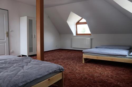 Cama o camas de una habitación en Holiday Home Smržovka