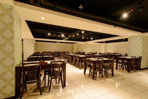 a large dining room with tables and chairs at LA HOTEL- Liuhe Fusing in Kaohsiung