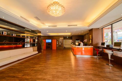 a lobby of a hotel with a reception desk at LA HOTEL- Liuhe Fusing in Kaohsiung