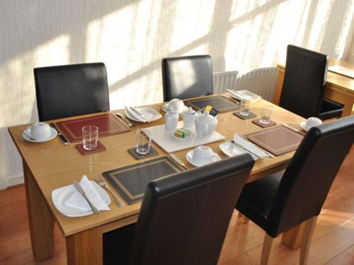 ذا أدريس في بلاكبول: طاولة خشبية مع كراسي سوداء وطاولة خشبية وكرسي