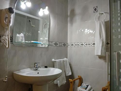 Ett badrum på Hostal Almenara