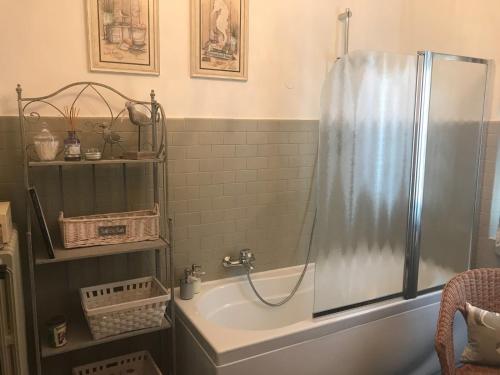 モンティキアーリにあるVilla House and Garden B&Bのシャワー、浴槽、洗面台を備えたバスルーム