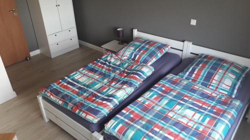 オルペにあるFerienwohnung Stahl Griesemertのベッドルーム1室(カラフルなシーツを使用したベッド2台付)